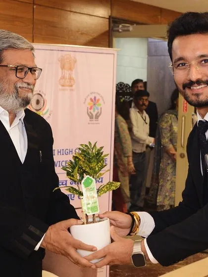Receiving a plant at a legal aid services event. This small gesture represents the growth and nurturing of our legal community's commitment to serving society and upholding the principles of justice for every citizen.