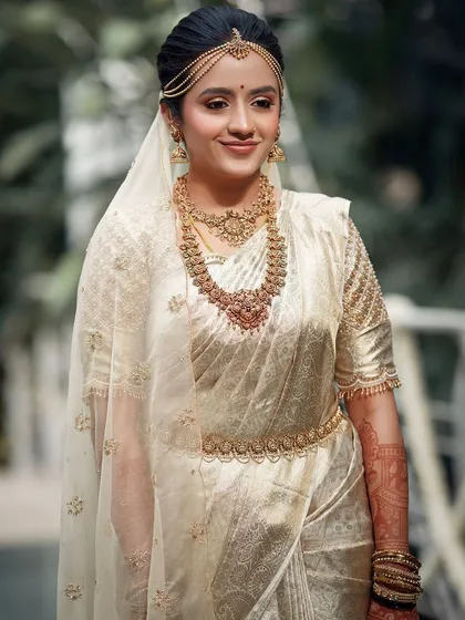 The bride in the ivory saree, looking absolutely ethereal and graceful.