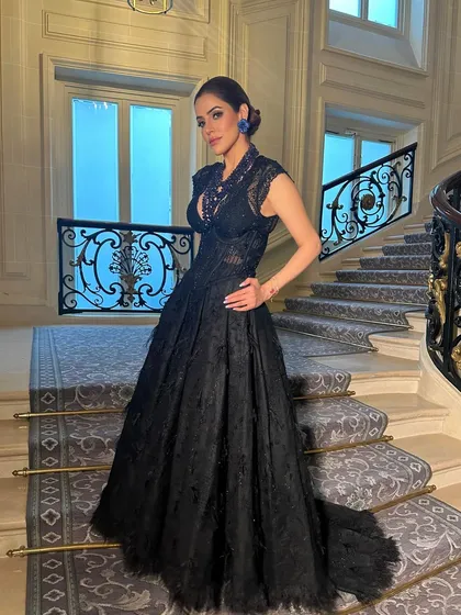 Drenched in black hues and glammed to perfection. This look for a destination wedding in Paris is the epitome of sophisticated, high-fashion glam.
