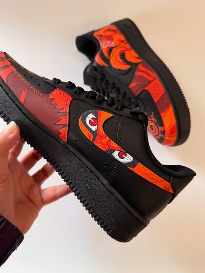 The inner side of the Kurama sneaker, featuring the beast's eye peering over the swoosh. This design ensures that the shoe has incredible detail from every single angle.