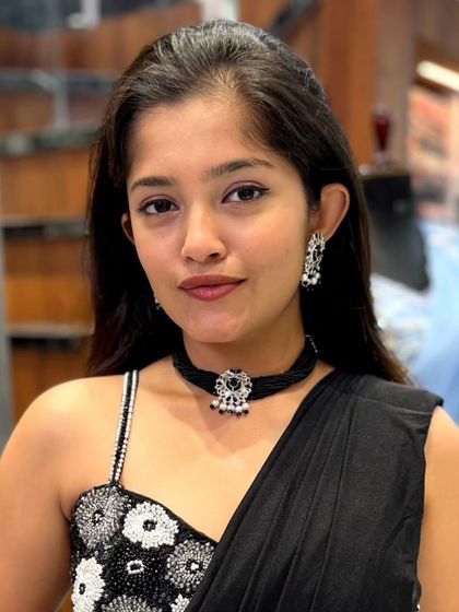 The model looks stunning in this modern and chic black choker set.