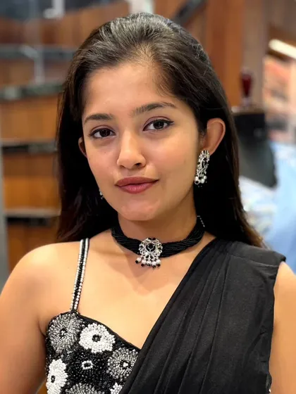 The model looks stunning in this modern and chic black choker set.