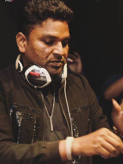 A duplicate of the close-up mixing shot.