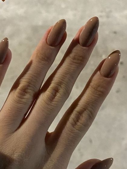 A beautiful neutral beige on almond nails. This is the kind of color you can wear anywhere, anytime.