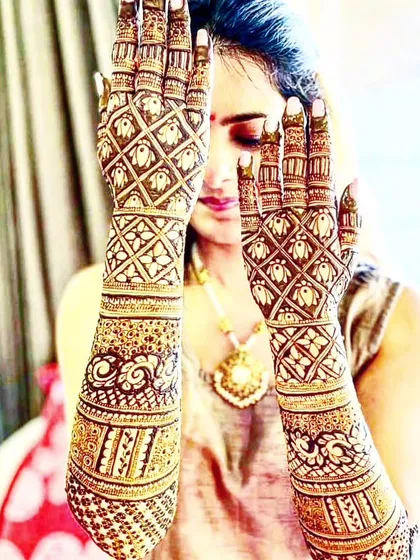 This client is showing off her full-arm mehndi featuring a beautiful jaali, or net pattern. This is a classic element in Rajasthani designs that requires a very steady hand.