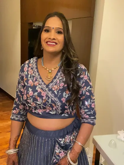 A full-length shot of this wedding guest. Her subtle glam makeup was the perfect complement to her beautiful floral lehenga.