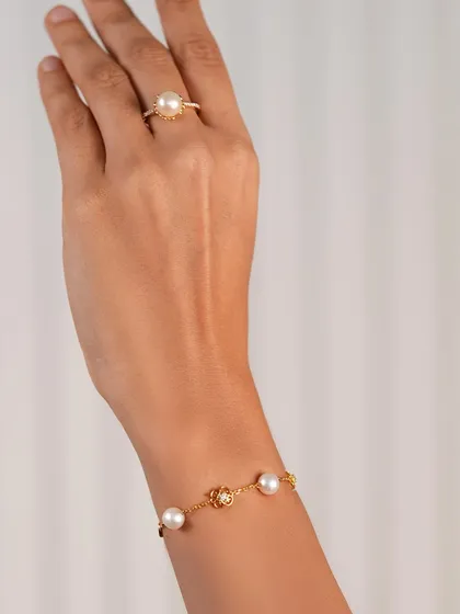 A luxury that fits any occasion. This bracelet, designed with timeless floral motifs and pearls that reflect the calmness of the sea, is a beautiful reminder of love, peace, and elegance.