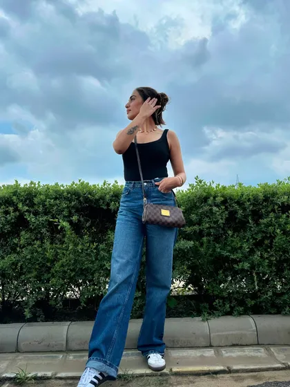 The perfect outfit for a cloudy day. The dark wash of the jeans and the black top create a sleek silhouette.