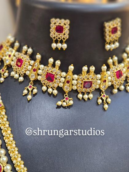 The choker from this set is a masterpiece on its own, with intricate square motifs and pearl drops.