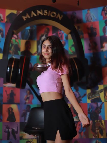 Posing at a cool photo op spot at Mansion. Spinning beats really does make my world move.