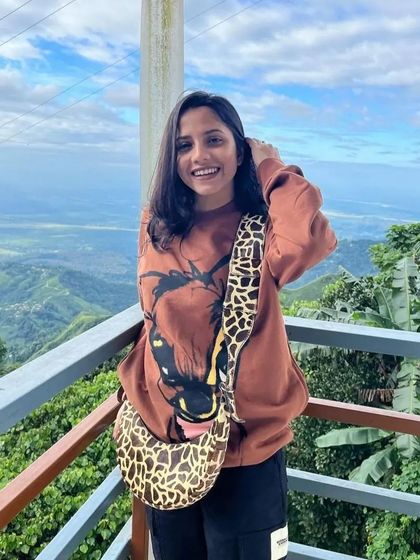A customer enjoying the outdoors with her Selena in a fun giraffe print. It’s a playful yet stylish accessory for any adventure.