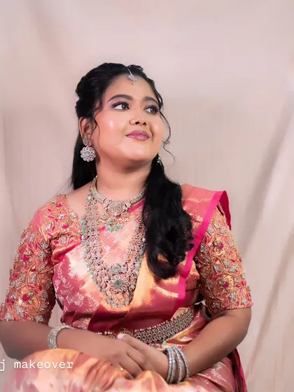 Effortless elegance and timeless grace for this bride's reception. The soft curls and glowing makeup complement her beautiful pink and gold saree perfectly.