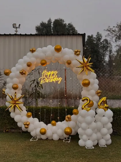 The complete view of the 24th birthday outdoor balloon ring with matching number pillars.