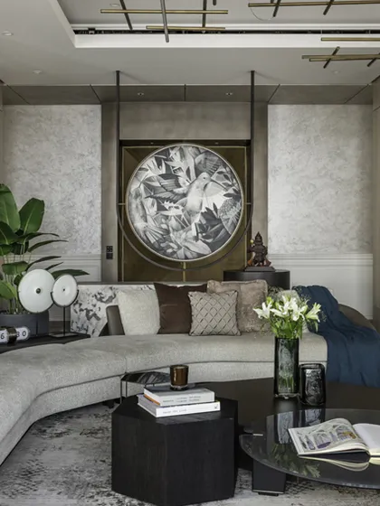 Nestled in a bustling metropolis, this 5,000 sq. ft. luxury residence is a sanctuary tailored for a multi-generational family. The living space is a seamless blend of comfort and luxury, with a curved Minotti sofa and curated art creating a home that is both sophisticated and intimate.