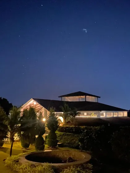 As night falls, a profound stillness envelops the retreat. The clear, star-lit sky offers a final moment of tranquility, helping you settle into a night of deep, restorative sleep, which is essential for the body's healing process.