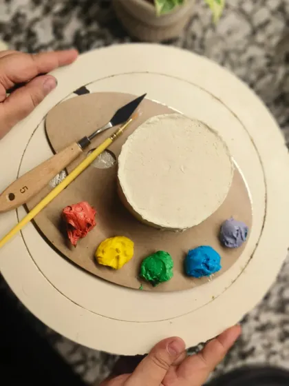 Here you can see the tools included with the Paint-Your-Own Cake kit. It comes with a palette knife and a brush, giving you everything you need to decorate your edible masterpiece.