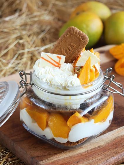 The Mango Biscoff Jar Cake is a modern classic, layering the sweetness of mango with the caramelized spice of Biscoff cookies.