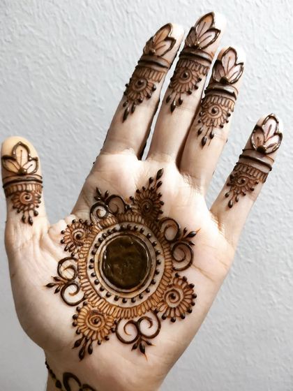 A beautiful mandala design with leaf-like details on the fingers, perfect for Eid or any festive occasion.