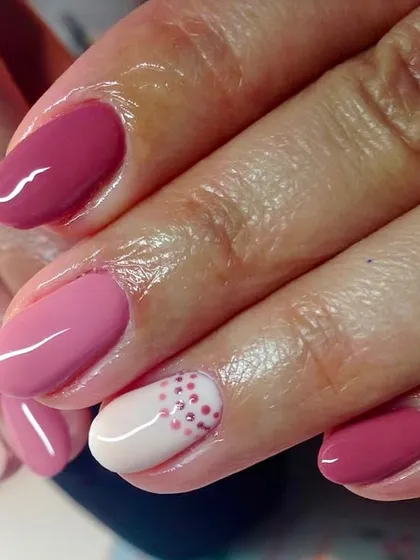 Nude nails, but my heart’s all in. A sweet and simple Valentine's special with a gradient of pink shades and a delicate dotted heart accent.