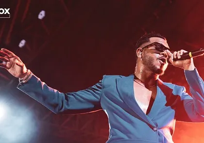 A close-up of King, lost in his performance. I ensure the production quality allows for these stunning artist portraits.