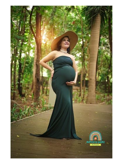 We love using simple props like this sun hat to add a touch of style and elegance to our outdoor maternity photos. It perfectly complements the flowing gown and natural setting.
