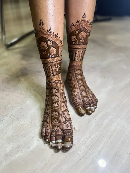 Bridal feet deserve just as much love. This is a full coverage floral design for the feet, ensuring every part of the bride's look is perfect, from head to toe.