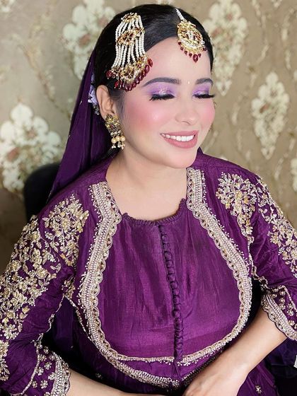 A stunning look created during a makeup course, perfect for a Sangeet or Mehendi. The purple outfit is paired with a beautiful purple-toned eyeshadow and a flawless base.