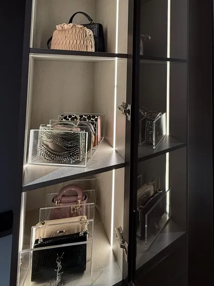 We use clear acrylic stands to display clutches and small handbags, giving them a floating effect and ensuring each one is perfectly visible.