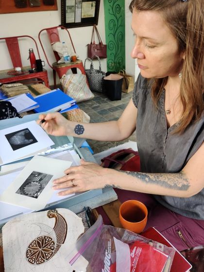 We love facilitating artistic exchange across cultures. Here, our master carver Ramu anna works with Philadelphia-based artist Rebecca Gilbert, two artisans united by the shared language of woodblock carving.