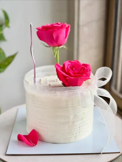Simplicity, but make it stunning. This cake is all about soft romance and class, featuring a textured buttercream finish, a sheer organza ribbon, and fresh, vibrant roses. It’s for celebrations that call for elegance, not excess. 🌹