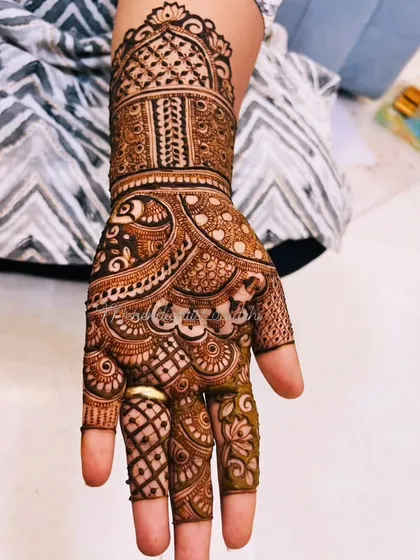 This design features a mix of architectural-inspired patterns on the wrist and traditional motifs on the palm. It's a great example of how we can blend different styles.