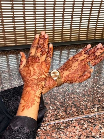 More angles of this stunning floral henna stain. It shows how the design looks from all sides, with a consistently rich and beautiful color.