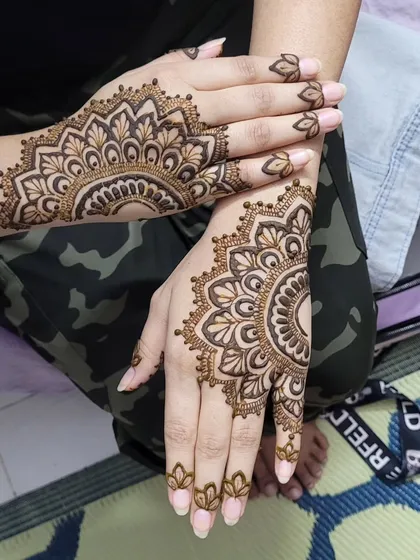 A clean and modern take on the classic mandala. This symmetrical design is perfect for someone who wants an elegant and eye-catching piece without full hand coverage. The delicate work on the fingers completes the look.