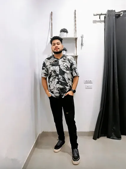 Full-length shot showing off the complete outfit. My style is a mix of streetwear and modern trends.