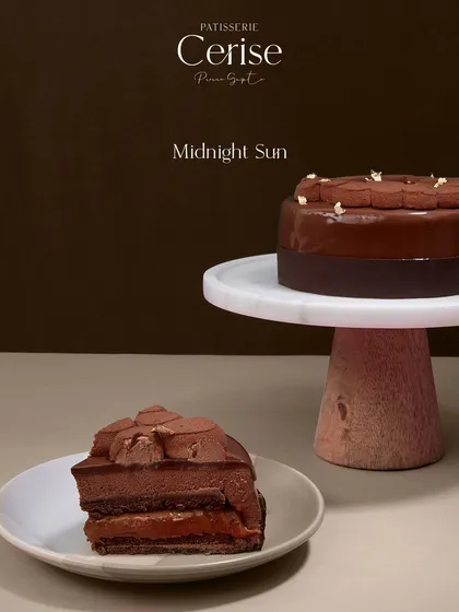 I created the Midnight Sun for true lovers of chocolate and caramel. It's a composition of deep, rich chocolate mousse and a silky, slow-cooked caramel core. This is indulgence, pure and simple.
