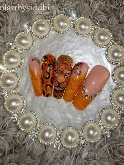 Another view of the complete 3D leopard-themed set, displayed on a decorative plate.