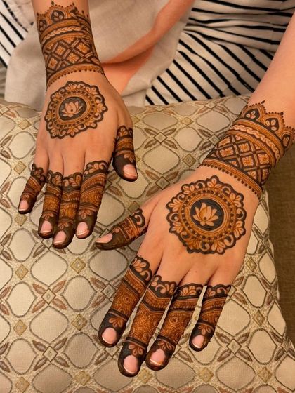 A simple and elegant mandala design on the back of the hands. This is a classic choice that is perfect for any occasion, big or small.
