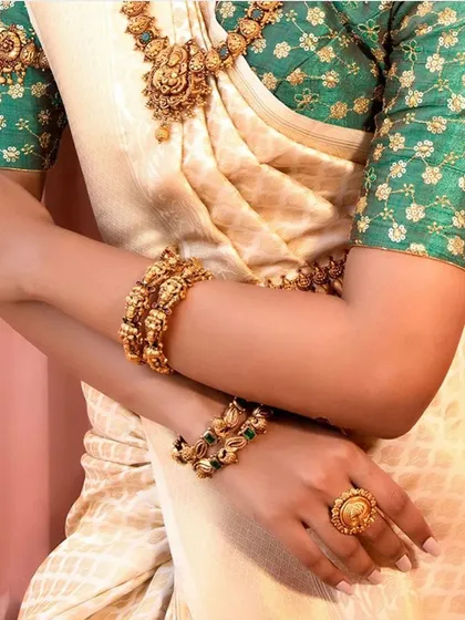 I have a special love for styling traditional jewelry. For this Om Jewellers campaign, I paired a stunning gold temple jewellery set with a classic Kerala saree to create an authentic and elegant South Indian bridal look.