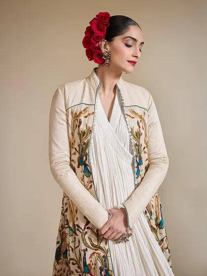 Sonam Kapoor embodying grace in a vintage Rohit Bal ensemble for Blenders Pride Fashion Week.