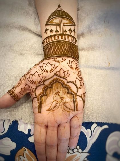 The outline for a classic palm design featuring peacocks in an arch and a lotus pattern.