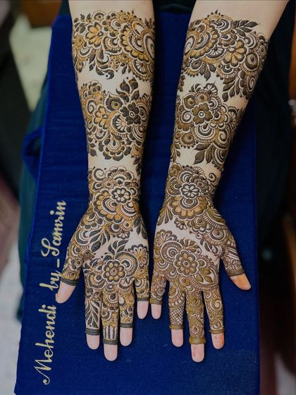 This shot, against my signature blue cloth, really makes the details of the henna pop. The floral design is consistent and beautifully executed on both arms.
