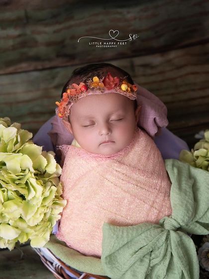 A sweet and simple floral basket. The soft peach wrap and the mix of green and orange flowers create a warm and gentle color palette.