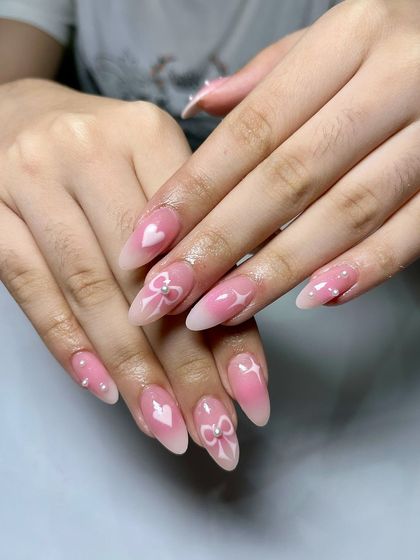 Elegance in every detail. This soft pink set is adorned with delicate white hearts, bows, and pearls for a super feminine and romantic look.