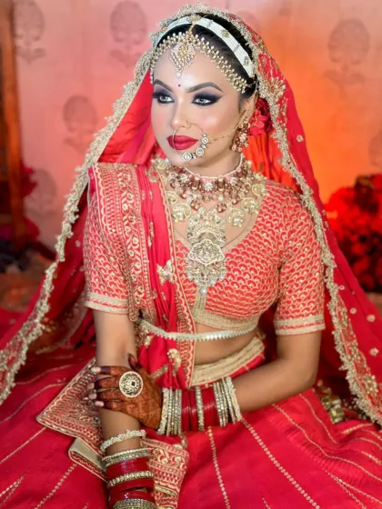 A timeless pose for a beautiful bride. The focus here is on the flawless base and the sharp contour that enhances her features, techniques we practice daily in my professional makeup course.