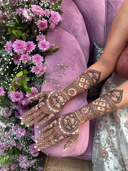Another view of the floral mandala and geometric design, set against a backdrop of vibrant flowers that complement the festive feel of the mehndi.