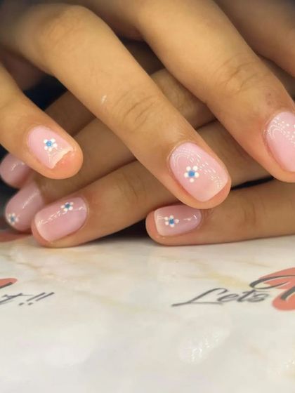 A close-up of the charming minimalist floral nail art.