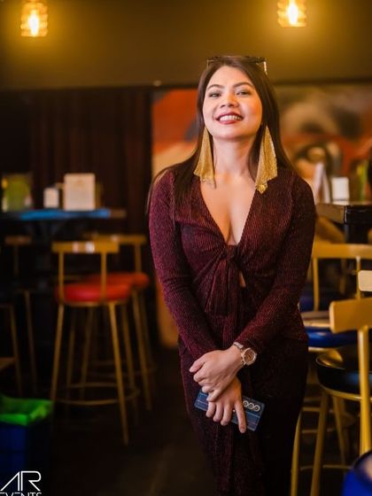 A guest looking elegant and happy at Sugar Factory.