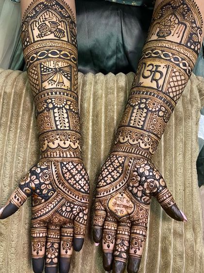 A traditional design featuring the sacred 'Om' symbol and 'Shubh Labh' written on the palm, surrounded by classic floral and geometric patterns.
