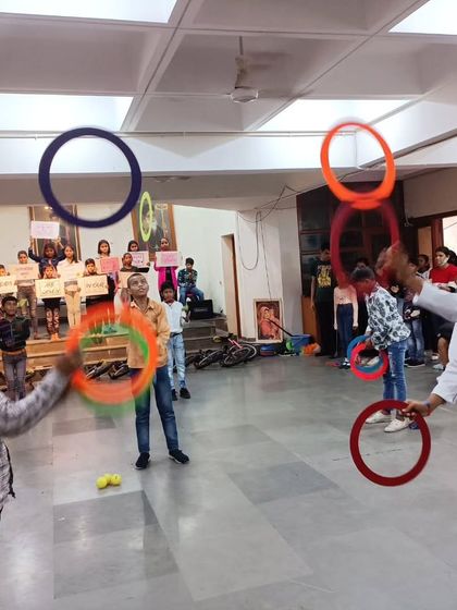 This week, we're introducing circus arts at the Kids Kona! Here, children are learning juggling, a simple yet powerful skill for improving concentration and sensory coordination. It's all about learning through play.