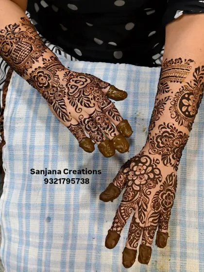 The mehndi is still wet, but you can already see the beauty of this floral Dubai-style design.